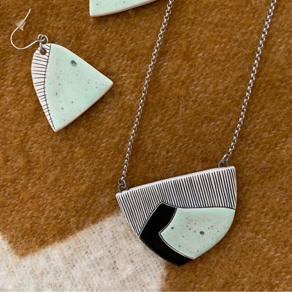 Gorgeous Matching Ceramic Necklace and Earring Set - Picture 10 of 12